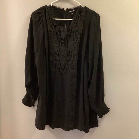 Torrid Black flowy slightly sheer crochet floral blouse Woman size 3 - Picture 1 of 13